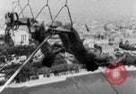 Standbild Eiffelturm Stunt Paris Frankreich, 1951, aus Sekunde 21 historischem Filmmaterial Videoclip 65675045402