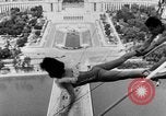 Standbild Eiffelturm Stunt Paris Frankreich, 1951, aus Sekunde 22 historischem Filmmaterial Videoclip 65675045402