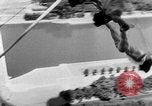 Standbild Eiffelturm Stunt Paris Frankreich, 1951, aus Sekunde 23 historischem Filmmaterial Videoclip 65675045402