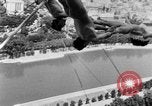 Standbild Eiffelturm Stunt Paris Frankreich, 1951, aus Sekunde 24 historischem Filmmaterial Videoclip 65675045402