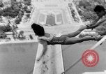 Standbild Eiffelturm Stunt Paris Frankreich, 1951, aus Sekunde 25 historischem Filmmaterial Videoclip 65675045402