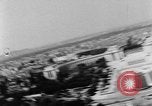 Standbild Eiffelturm Stunt Paris Frankreich, 1951, aus Sekunde 26 historischem Filmmaterial Videoclip 65675045402