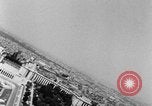Standbild Eiffelturm Stunt Paris Frankreich, 1951, aus Sekunde 27 historischem Filmmaterial Videoclip 65675045402