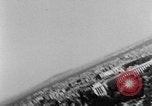 Standbild Eiffelturm Stunt Paris Frankreich, 1951, aus Sekunde 28 historischem Filmmaterial Videoclip 65675045402