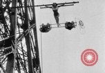 Standbild Eiffelturm Stunt Paris Frankreich, 1951, aus Sekunde 29 historischem Filmmaterial Videoclip 65675045402