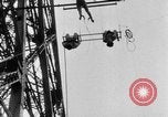 Standbild Eiffelturm Stunt Paris Frankreich, 1951, aus Sekunde 30 historischem Filmmaterial Videoclip 65675045402