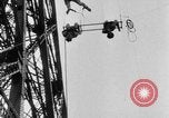 Standbild Eiffelturm Stunt Paris Frankreich, 1951, aus Sekunde 31 historischem Filmmaterial Videoclip 65675045402