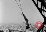 Standbild Eiffelturm Stunt Paris Frankreich, 1951, aus Sekunde 32 historischem Filmmaterial Videoclip 65675045402
