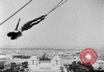 Standbild Eiffelturm Stunt Paris Frankreich, 1951, aus Sekunde 33 historischem Filmmaterial Videoclip 65675045402