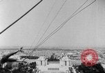 Standbild Eiffelturm Stunt Paris Frankreich, 1951, aus Sekunde 34 historischem Filmmaterial Videoclip 65675045402