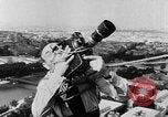 Standbild Eiffelturm Stunt Paris Frankreich, 1951, aus Sekunde 35 historischem Filmmaterial Videoclip 65675045402