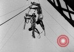 Standbild Eiffelturm Stunt Paris Frankreich, 1951, aus Sekunde 36 historischem Filmmaterial Videoclip 65675045402