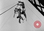 Standbild Eiffelturm Stunt Paris Frankreich, 1951, aus Sekunde 37 historischem Filmmaterial Videoclip 65675045402