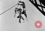 Standbild Eiffelturm Stunt Paris Frankreich, 1951, aus Sekunde 38 historischem Filmmaterial Videoclip 65675045402