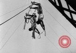 Standbild Eiffelturm Stunt Paris Frankreich, 1951, aus Sekunde 39 historischem Filmmaterial Videoclip 65675045402