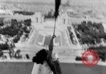 Standbild Eiffelturm Stunt Paris Frankreich, 1951, aus Sekunde 40 historischem Filmmaterial Videoclip 65675045402