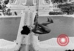 Standbild Eiffelturm Stunt Paris Frankreich, 1951, aus Sekunde 41 historischem Filmmaterial Videoclip 65675045402