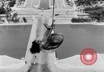 Standbild Eiffelturm Stunt Paris Frankreich, 1951, aus Sekunde 42 historischem Filmmaterial Videoclip 65675045402