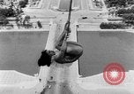 Standbild Eiffelturm Stunt Paris Frankreich, 1951, aus Sekunde 43 historischem Filmmaterial Videoclip 65675045402