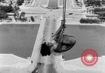 Standbild Eiffelturm Stunt Paris Frankreich, 1951, aus Sekunde 44 historischem Filmmaterial Videoclip 65675045402