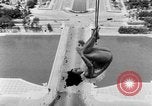 Standbild Eiffelturm Stunt Paris Frankreich, 1951, aus Sekunde 45 historischem Filmmaterial Videoclip 65675045402