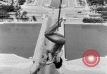 Standbild Eiffelturm Stunt Paris Frankreich, 1951, aus Sekunde 46 historischem Filmmaterial Videoclip 65675045402