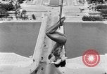 Standbild Eiffelturm Stunt Paris Frankreich, 1951, aus Sekunde 47 historischem Filmmaterial Videoclip 65675045402