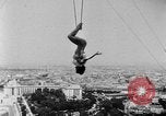 Standbild Eiffelturm Stunt Paris Frankreich, 1951, aus Sekunde 48 historischem Filmmaterial Videoclip 65675045402