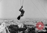 Standbild Eiffelturm Stunt Paris Frankreich, 1951, aus Sekunde 49 historischem Filmmaterial Videoclip 65675045402
