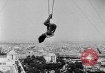 Standbild Eiffelturm Stunt Paris Frankreich, 1951, aus Sekunde 50 historischem Filmmaterial Videoclip 65675045402