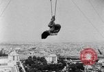 Standbild Eiffelturm Stunt Paris Frankreich, 1951, aus Sekunde 51 historischem Filmmaterial Videoclip 65675045402