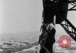 Standbild Eiffelturm Stunt Paris Frankreich, 1951, aus Sekunde 52 historischem Filmmaterial Videoclip 65675045402