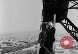 Standbild Eiffelturm Stunt Paris Frankreich, 1951, aus Sekunde 53 historischem Filmmaterial Videoclip 65675045402