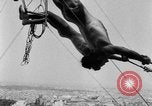 Standbild Eiffelturm Stunt Paris Frankreich, 1951, aus Sekunde 54 historischem Filmmaterial Videoclip 65675045402