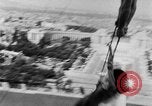 Standbild Eiffelturm Stunt Paris Frankreich, 1951, aus Sekunde 55 historischem Filmmaterial Videoclip 65675045402
