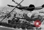 Standbild Eiffelturm Stunt Paris Frankreich, 1951, aus Sekunde 56 historischem Filmmaterial Videoclip 65675045402