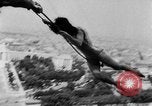 Standbild Eiffelturm Stunt Paris Frankreich, 1951, aus Sekunde 57 historischem Filmmaterial Videoclip 65675045402