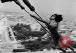 Standbild Eiffelturm Stunt Paris Frankreich, 1951, aus Sekunde 58 historischem Filmmaterial Videoclip 65675045402