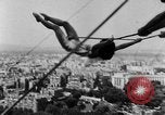 Standbild Eiffelturm Stunt Paris Frankreich, 1951, aus Sekunde 59 historischem Filmmaterial Videoclip 65675045402