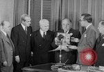 Standbild Look Magazine Motion Picture Pioneer Award 1952 New York City USA, 1952, aus Sekunde 36 historischem Filmmaterial Videoclip 65675045407