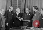 Standbild Look Magazine Motion Picture Pioneer Award 1952 New York City USA, 1952, aus Sekunde 38 historischem Filmmaterial Videoclip 65675045407