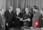 Standbild Look Magazine Motion Picture Pioneer Award 1952 New York City USA, 1952, aus Sekunde 39 historischem Filmmaterial Videoclip 65675045407