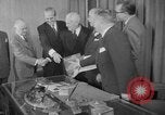 Standbild Look Magazine Motion Picture Pioneer Award 1952 New York City USA, 1952, aus Sekunde 54 historischem Filmmaterial Videoclip 65675045407
