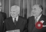 Standbild Look Magazine Motion Picture Pioneer Award 1952 New York City USA, 1952, aus Sekunde 57 historischem Filmmaterial Videoclip 65675045407