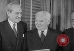Standbild Look Magazine Motion Picture Pioneer Award 1952 New York City USA, 1952, aus Sekunde 59 historischem Filmmaterial Videoclip 65675045407