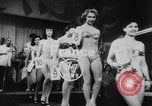 Standbild Pariser Modelle Paris Frankreich, 1953, aus Sekunde 4 historischem Filmmaterial Videoclip 65675045450