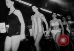 Standbild Pariser Modelle Paris Frankreich, 1953, aus Sekunde 5 historischem Filmmaterial Videoclip 65675045450
