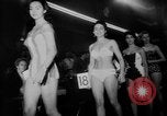 Standbild Pariser Modelle Paris Frankreich, 1953, aus Sekunde 6 historischem Filmmaterial Videoclip 65675045450