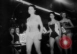 Standbild Pariser Modelle Paris Frankreich, 1953, aus Sekunde 7 historischem Filmmaterial Videoclip 65675045450