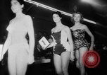 Standbild Pariser Modelle Paris Frankreich, 1953, aus Sekunde 8 historischem Filmmaterial Videoclip 65675045450